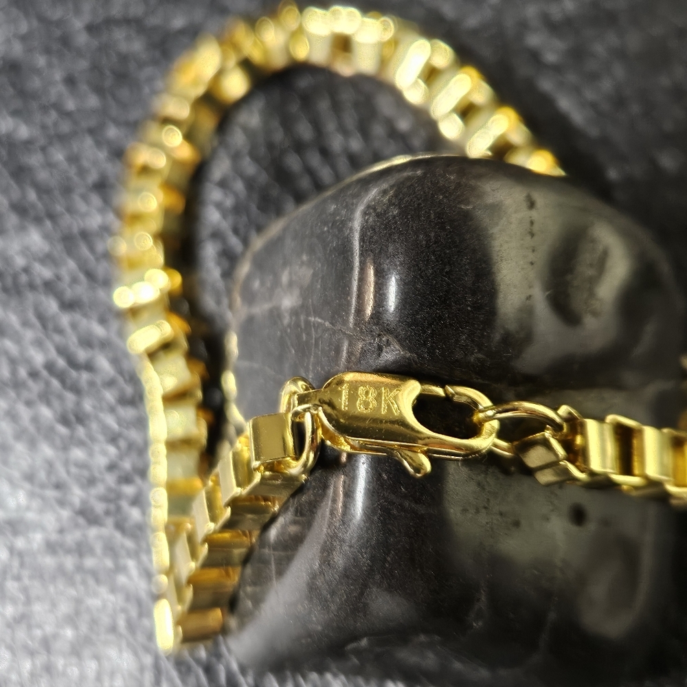 18k Gold Box Chain Bracelet - Picture 4 of 7